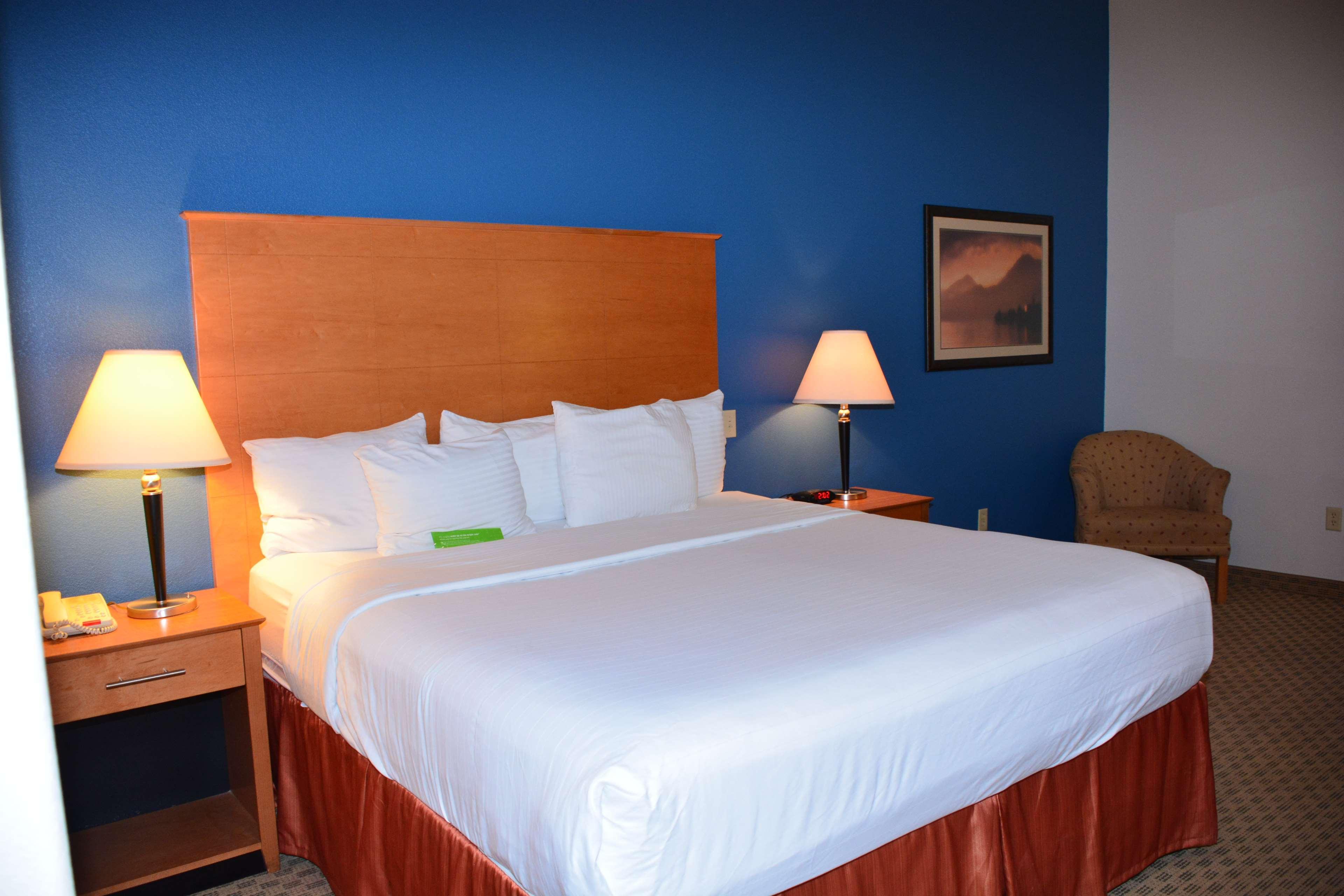 Baymont Inn & Suites Бренем Экстерьер фото