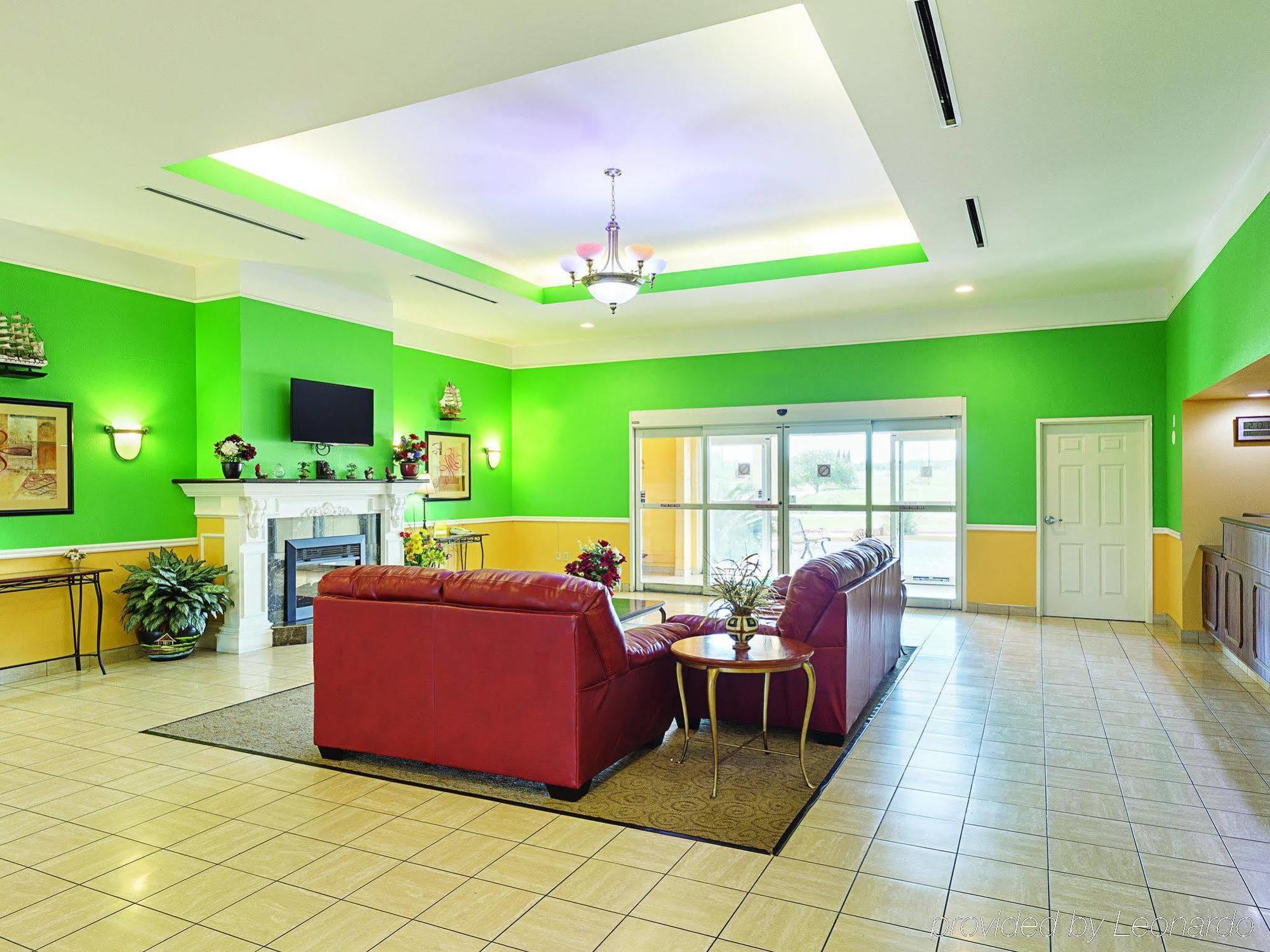 Baymont Inn & Suites Бренем Экстерьер фото