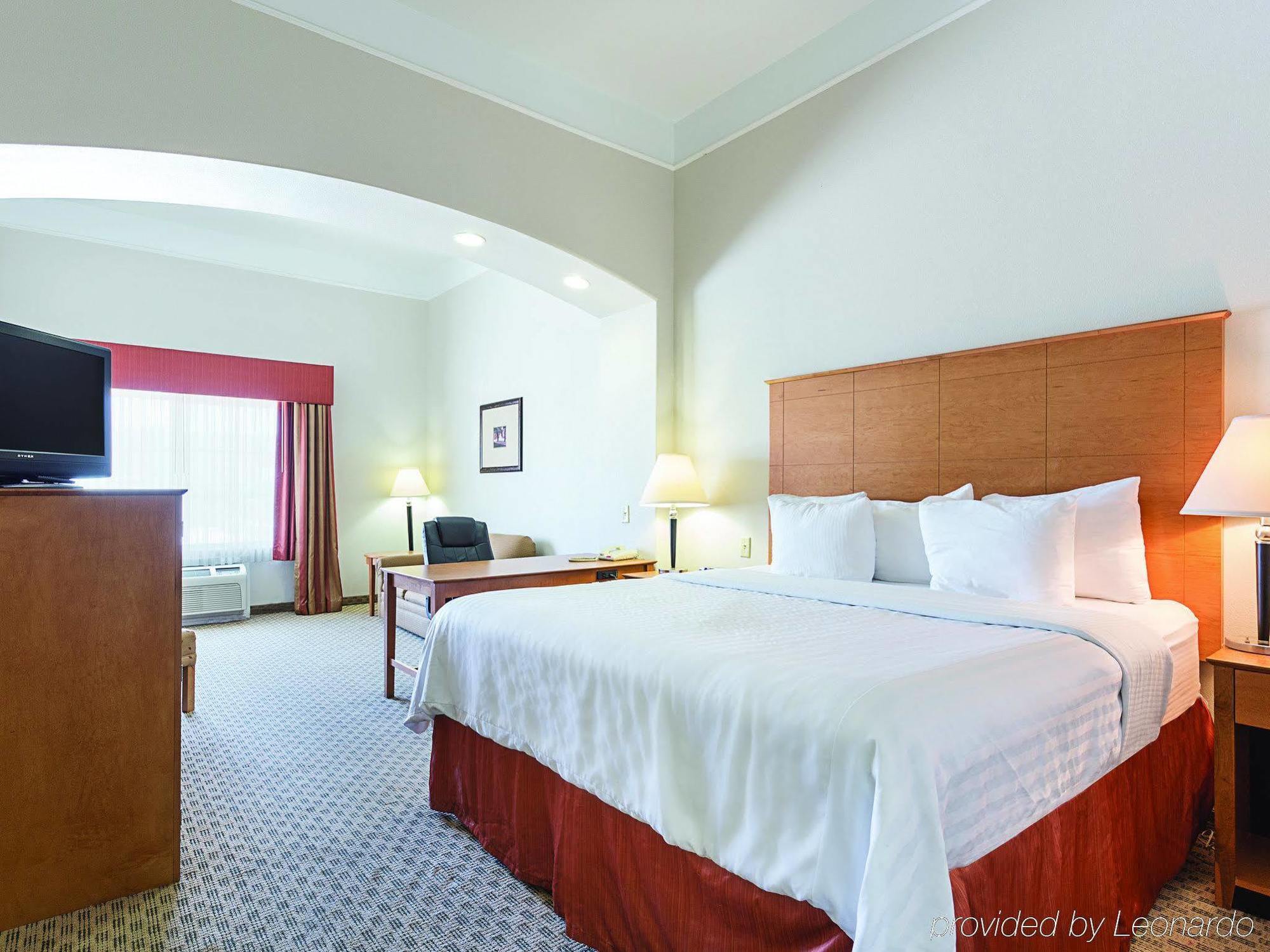 Baymont Inn & Suites Бренем Экстерьер фото