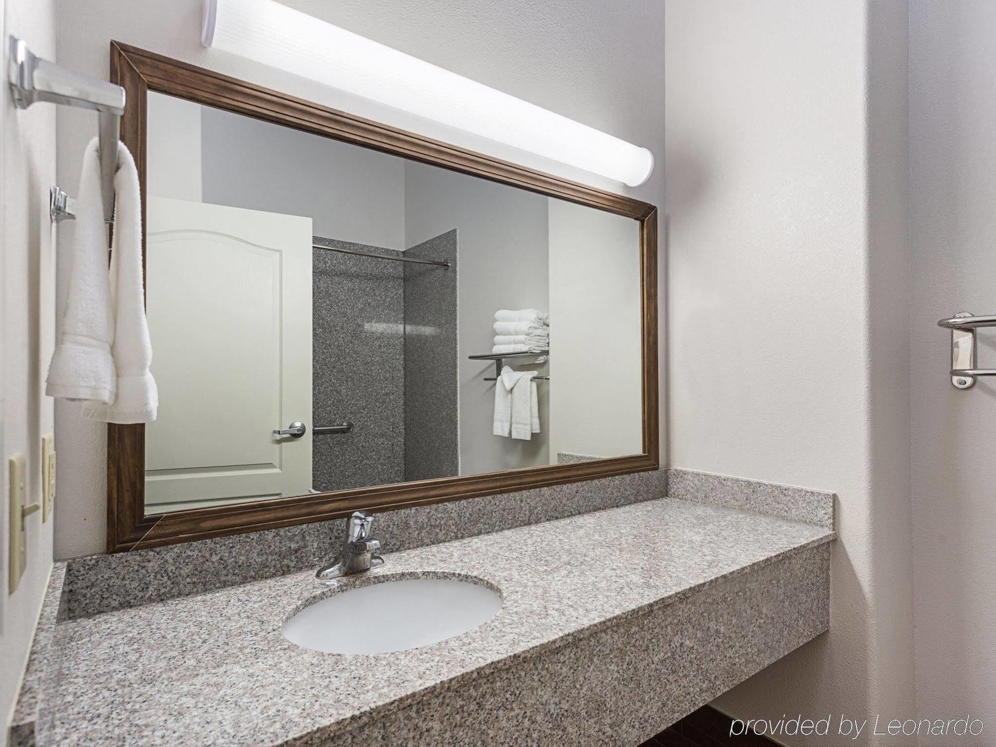 Baymont Inn & Suites Бренем Экстерьер фото