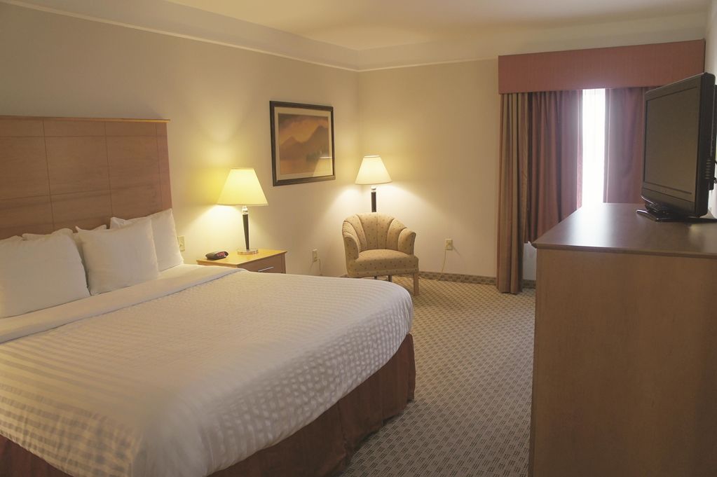 Baymont Inn & Suites Бренем Номер фото