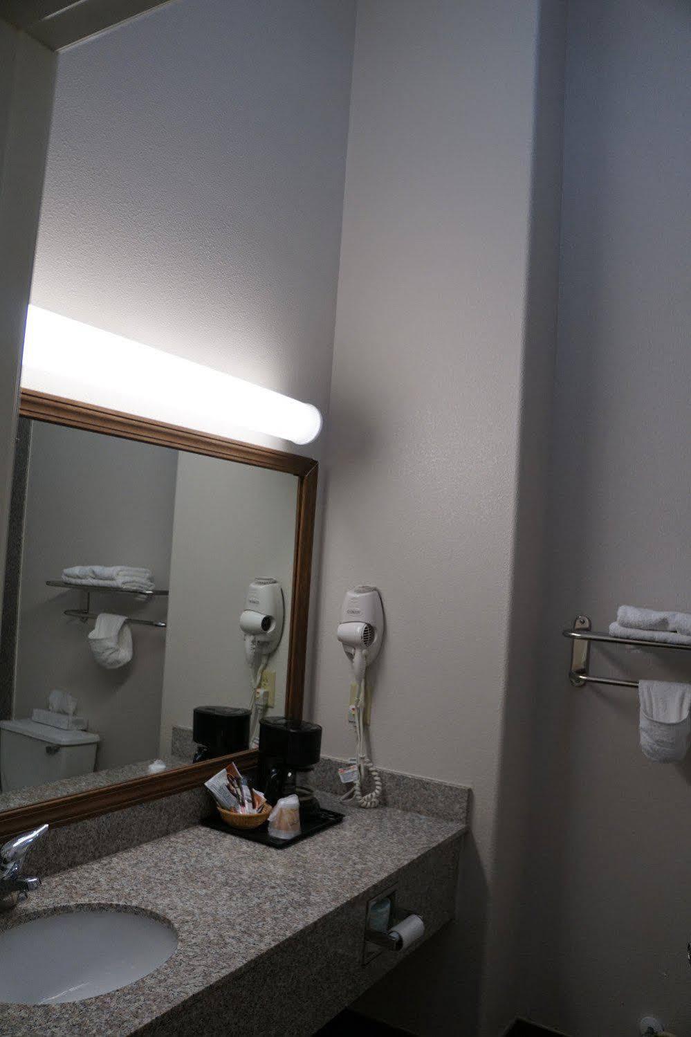 Baymont Inn & Suites Бренем Экстерьер фото